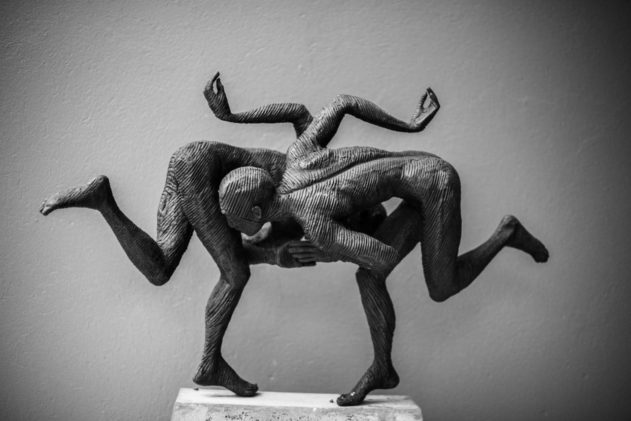 Seven Villa Hotel & Spa Johannesburg Eksteriør bilde The sculpture of the wrestlers
