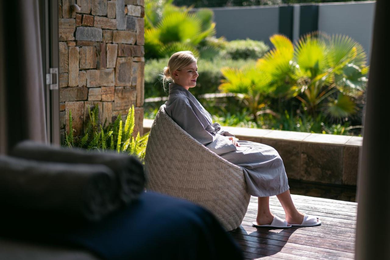 Seven Villa Hotel & Spa Johannesburg Eksteriør bilde A woman wearing a bathrobe