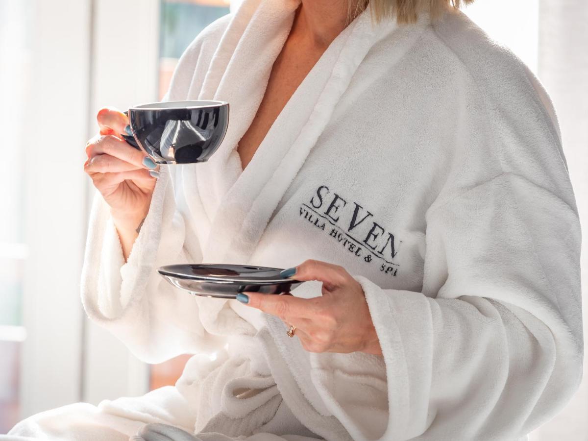 Seven Villa Hotel & Spa Johannesburg Eksteriør bilde A woman wearing a bathrobe
