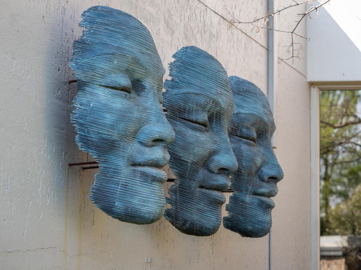Seven Villa Hotel & Spa Johannesburg Eksteriør bilde The sculpture in 2018