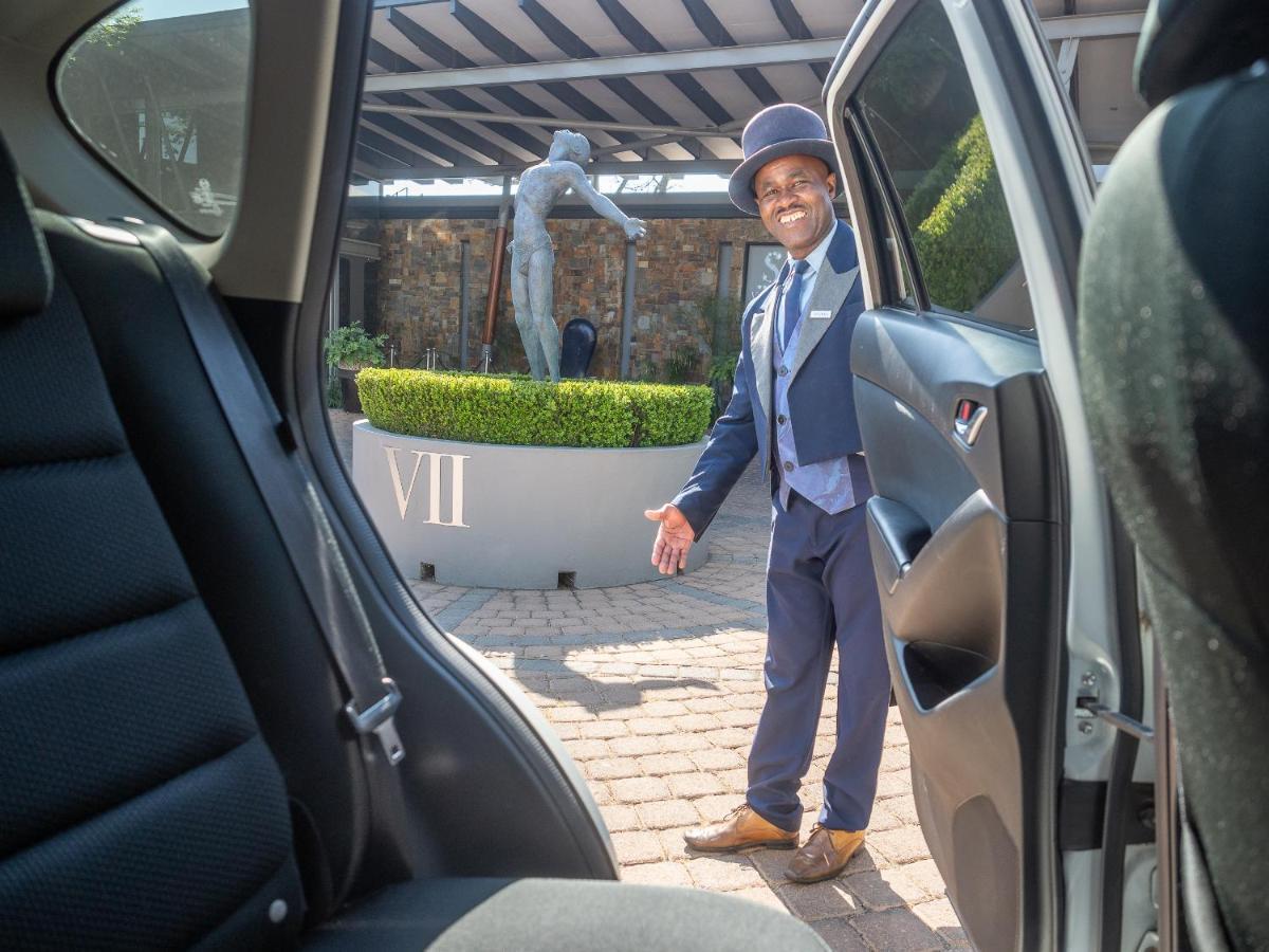 Seven Villa Hotel & Spa Johannesburg Eksteriør bilde A chauffeur opening a car door