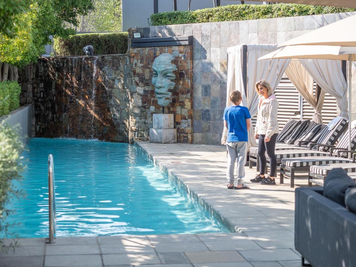 Seven Villa Hotel & Spa Johannesburg Eksteriør bilde The pool at the Hotel