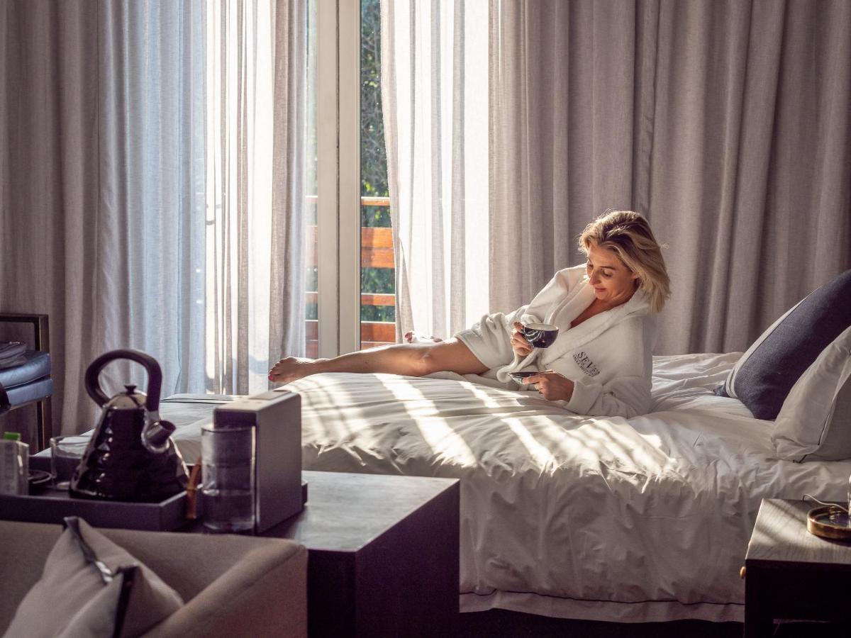 Seven Villa Hotel & Spa Johannesburg Eksteriør bilde A woman in a bathrobe