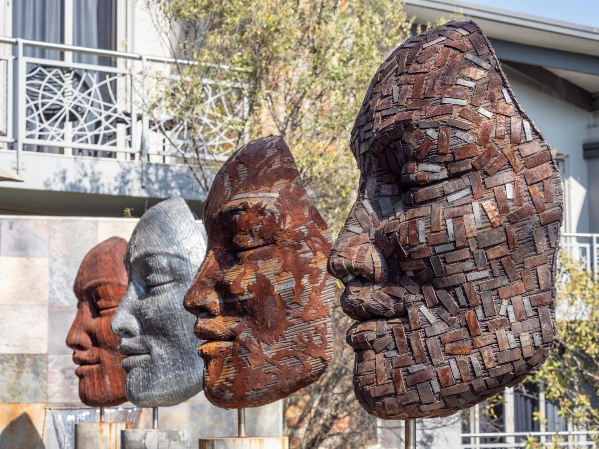 Seven Villa Hotel & Spa Johannesburg Eksteriør bilde Sculpture in the town of San Juan de Aznalfarache