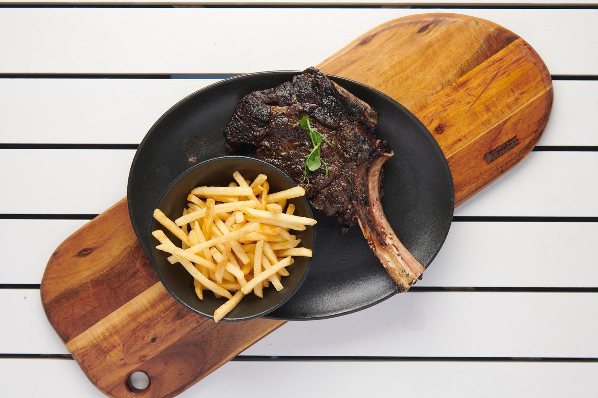Seven Villa Hotel & Spa Johannesburg Eksteriør bilde A steak and chips meal