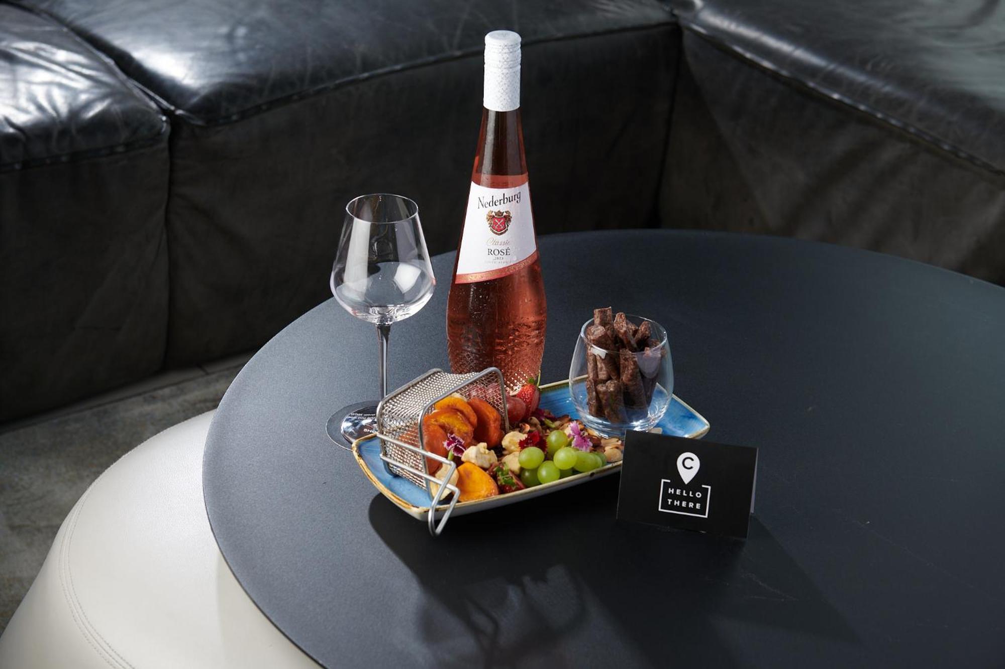 Seven Villa Hotel & Spa Johannesburg Eksteriør bilde A bottle of wine at the hotel