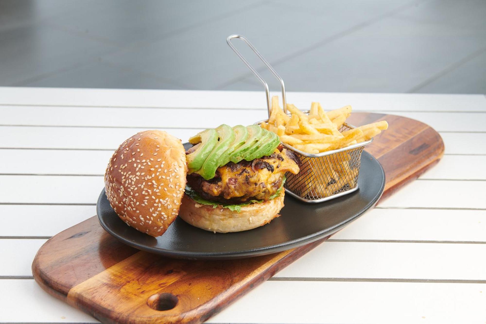 Seven Villa Hotel & Spa Johannesburg Eksteriør bilde A vegan burger with avocado and chips