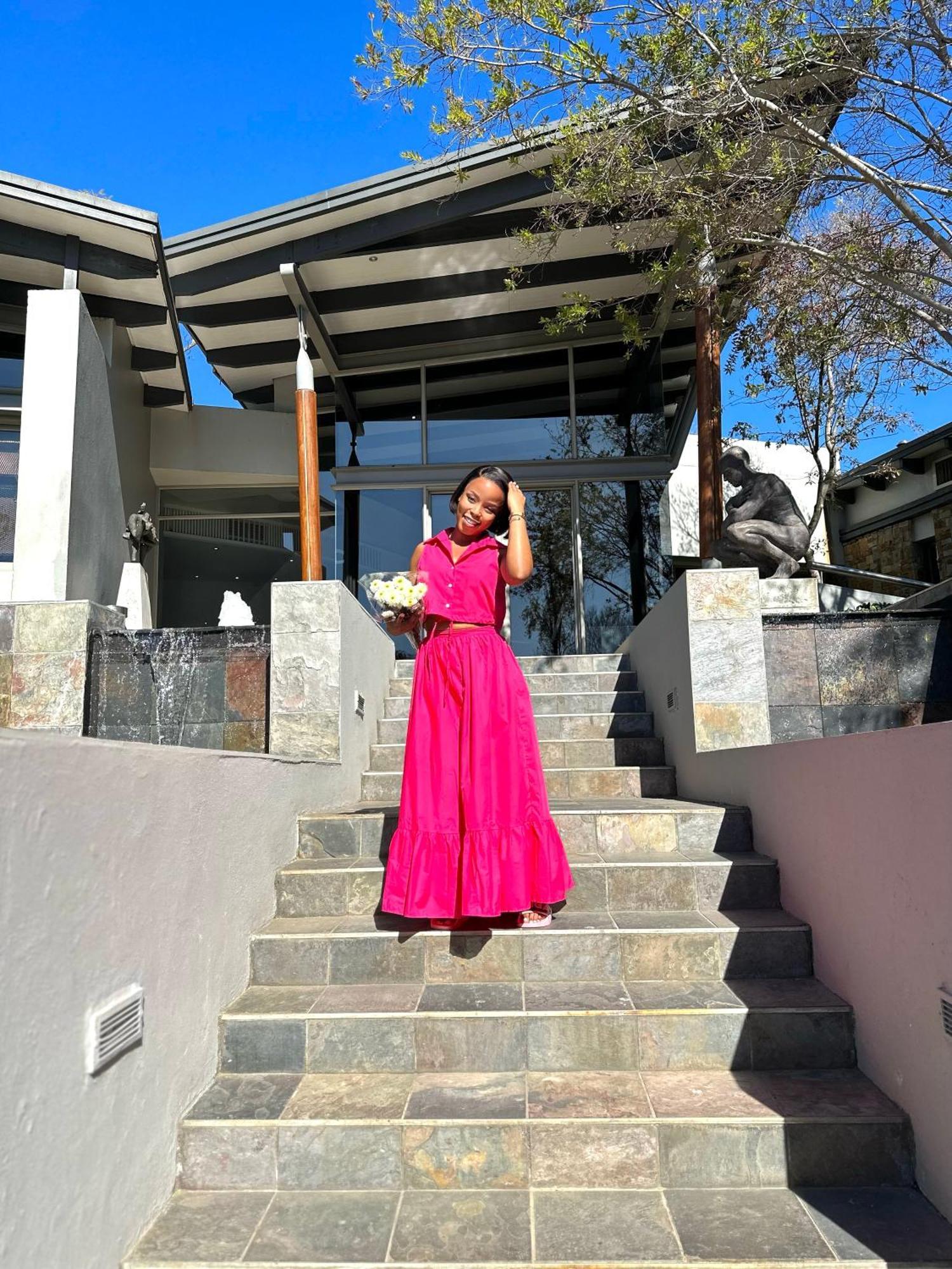 Seven Villa Hotel & Spa Johannesburg Eksteriør bilde A woman wearing a pink dress