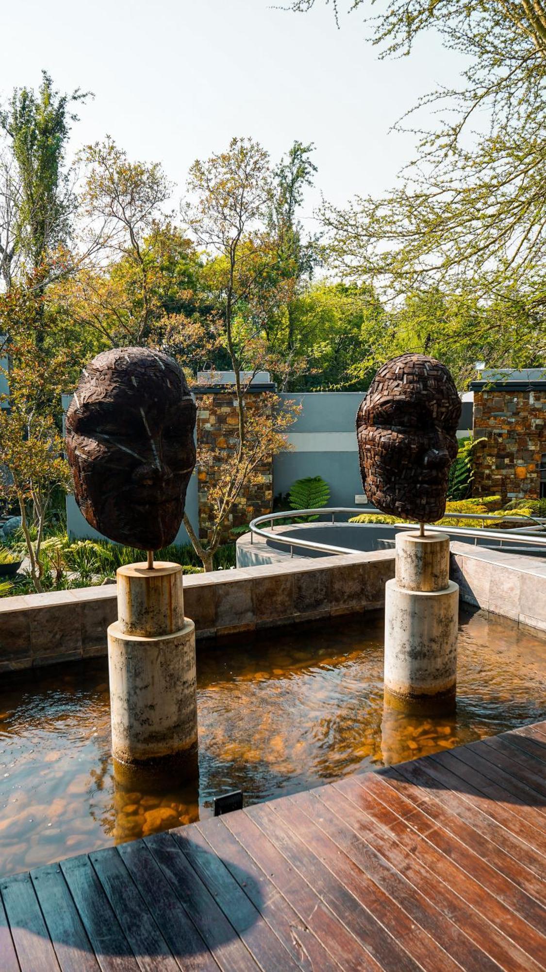 Seven Villa Hotel & Spa Johannesburg Eksteriør bilde The sculpture "The Two" by artist Mark Rothko