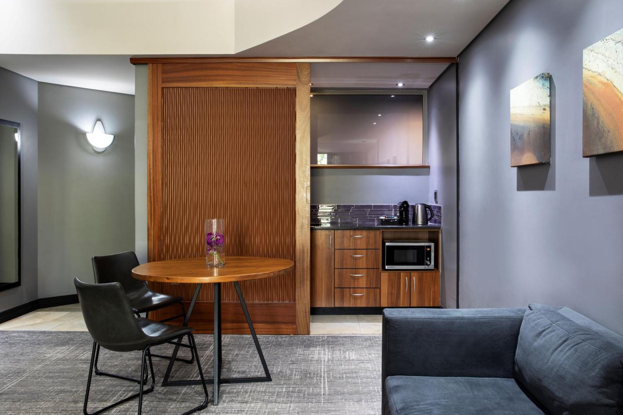 Seven Villa Hotel & Spa Johannesburg Eksteriør bilde A suite at the Hilton London Heathrow