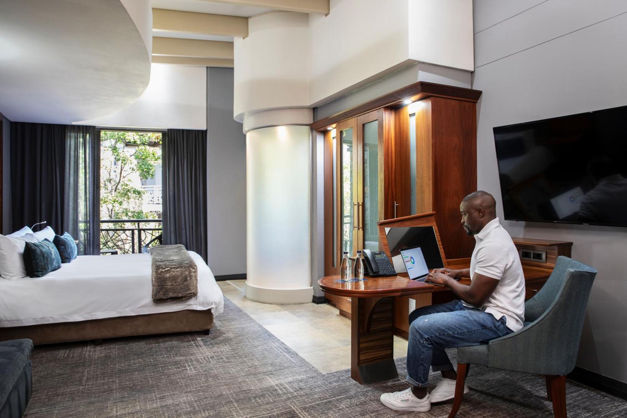 Seven Villa Hotel & Spa Johannesburg Eksteriør bilde A guest working in a room at Protea Hotel, Sandton